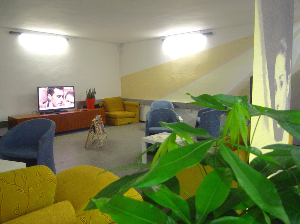 Hostel Colours Milan Bagian luar foto